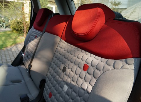 Zagłówki dwa wyprofilowane tylne Fiat 500 L Fiat 500 L zagówki łamane profilowane
