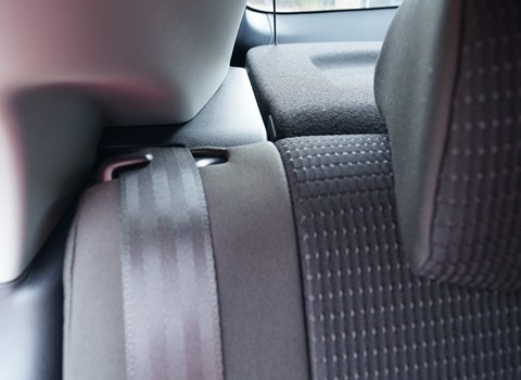 Zapinanie na rzep trzeciego pasa Mitsubishi Lancer zapięcia na rzepy Mitsubishi Lancer