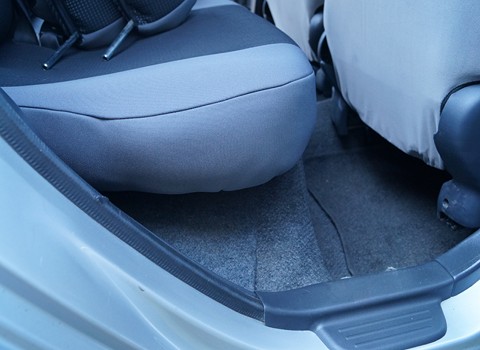 Pas dolnej kanapy Toyota Yaris I Toyota Yaris I pas tyły doły