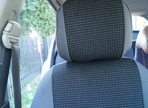 Na boki tkanina szara laminowana,plecy welur szary Toyota Yaris I Tkanina szara Toyota Yaris I