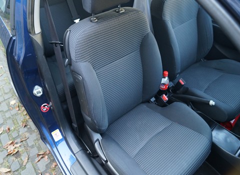 Przednie fotele bardzo mocno profilowane Honda Civic VII