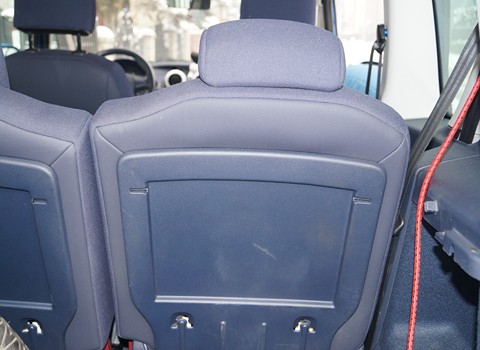 Na tyłach tkanina zakrywająca plecy zapinana na rzep Peugeot 1007 tylne oparcie