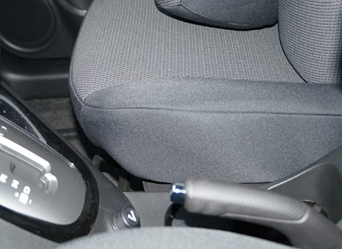 Przody doły wyprofilowany pas, asymetryczne po bokach Chevrolet Orlando przody doły