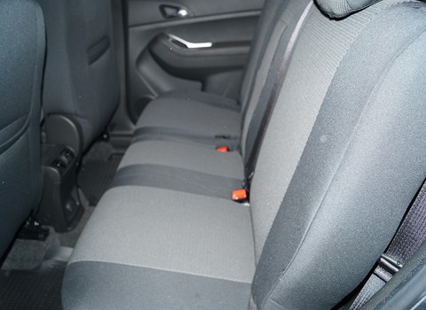 II rząd dolne kanapy dzielone z obszyciami na pasy Chevrolet Orlando tyły doły