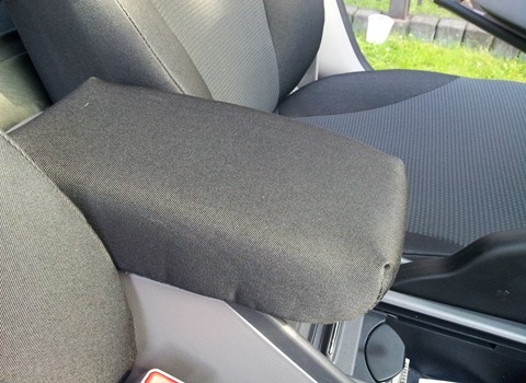 Podokietnik pomidzy fotelami Honda Civic IX